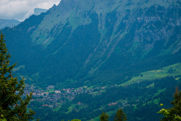 从瑞士穆伦欣赏壮观的Lauterbrunnen山谷。图片下载