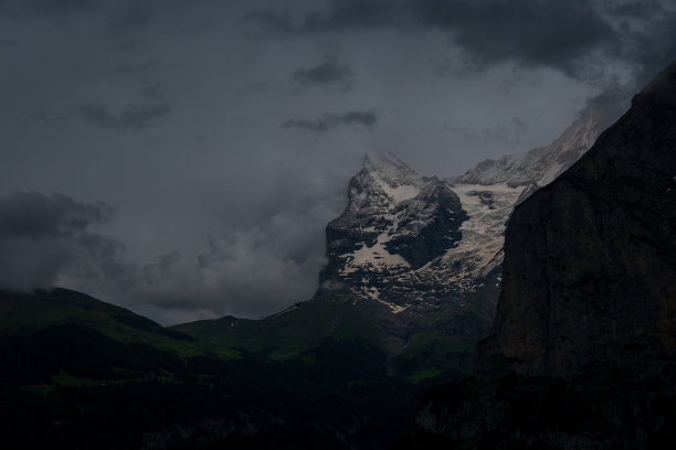 从瑞士穆伦欣赏壮观的Lauterbrunnen山谷。图片下载