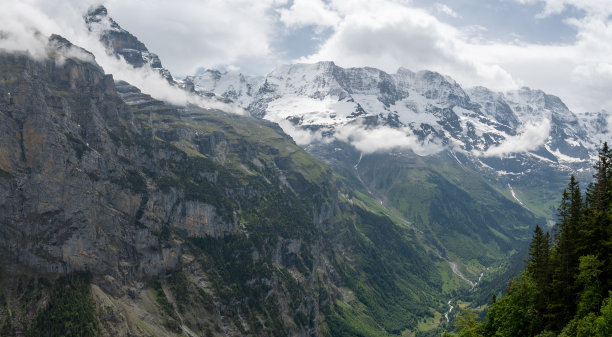 从瑞士穆伦欣赏壮观的Lauterbrunnen山谷。图片下载