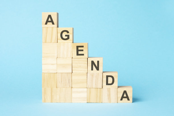议程这个词写在一个木制立方体上，概念图片下载