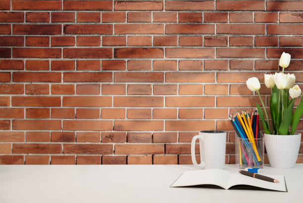 家庭办公室内部。相框，咖啡杯，笔记本和笔筒在白色的桌子上。副本的空间。图片下载