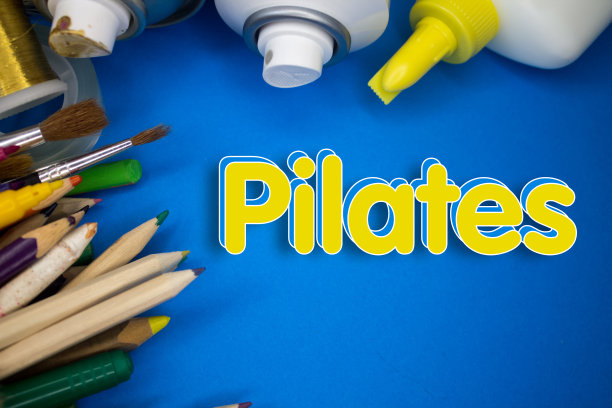 学校用品和普拉提文字的俯拍。画笔、铅笔、艺术工具。艺术和工艺工作工具。图片下载