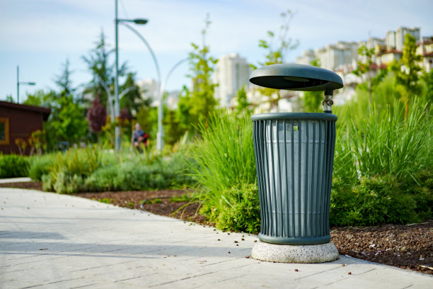 城市里的绿色金属垃圾桶图片下载