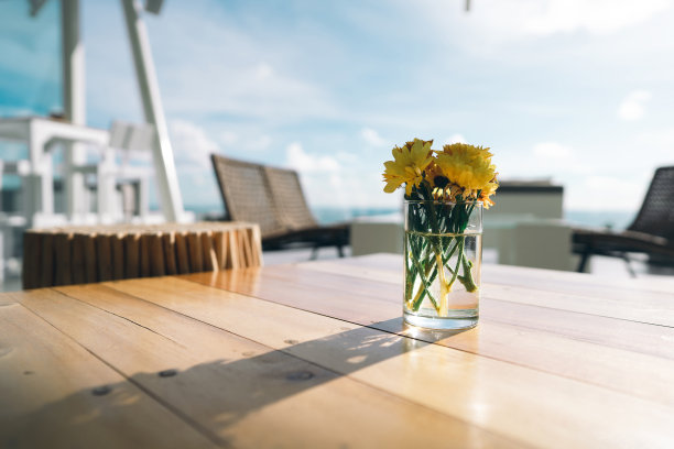 在餐厅里，没有人在木桌上摆放花玻璃。图片下载