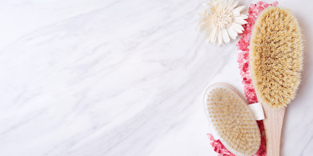 木制磨砂刷，大理石地板上有粉色的碘化镁颗粒图片下载