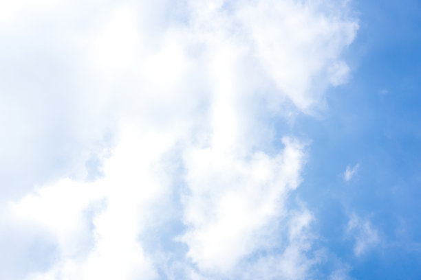 夏日背景上的云和蓝天。图片下载