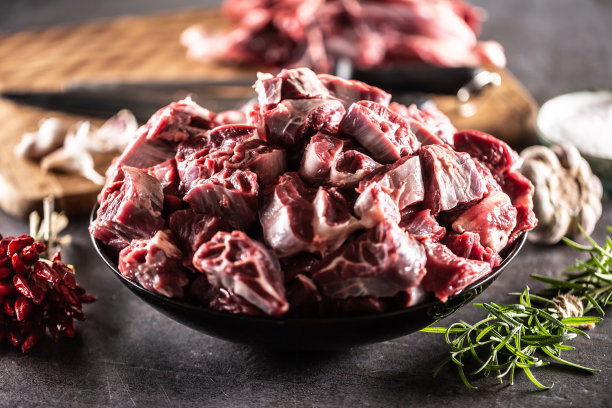 新鲜的有机牛腿肉放在碗里，可以和佐料一起煮。图片下载