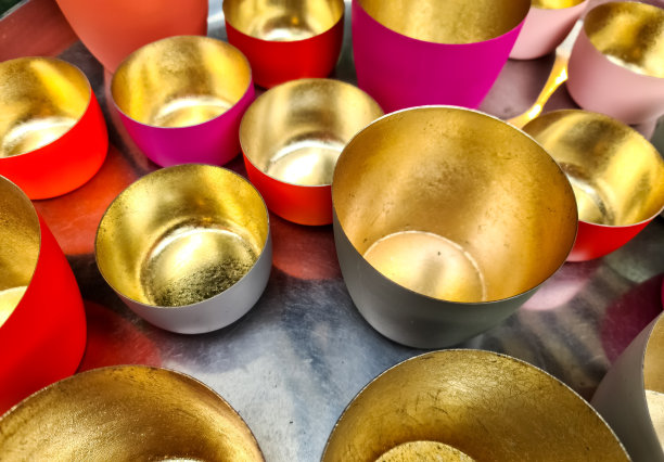 从上面拍摄了许多金色的空碗。图片下载