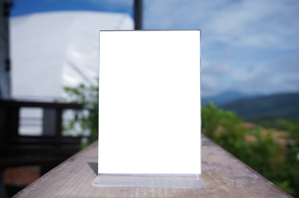 酒吧餐厅咖啡厅，木桌子上的文奴画架。文字营销推广空间。图片下载