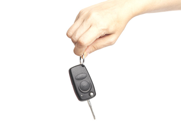 车钥匙在一个女人手里，白色背景图片下载