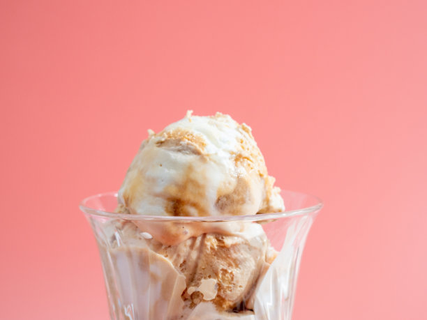 粉色背景的焦糖冰淇淋。图片下载