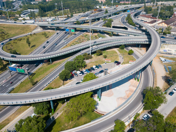 巴塞罗那汽车交汇处的城市景观图像图片下载