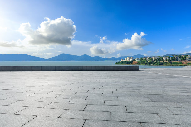 空无一人的城市广场和大海图片下载