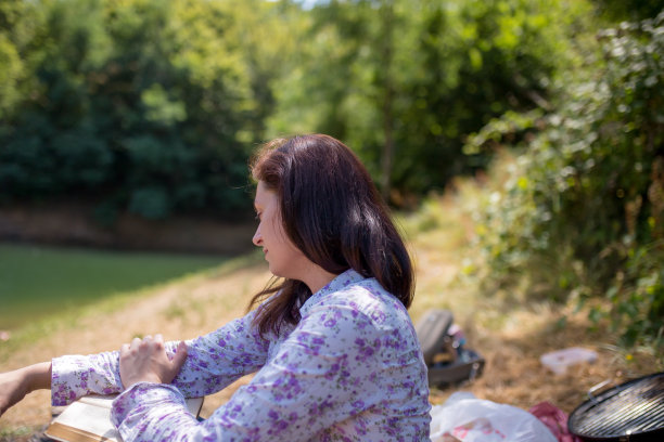 女人在大自然中放松图片下载