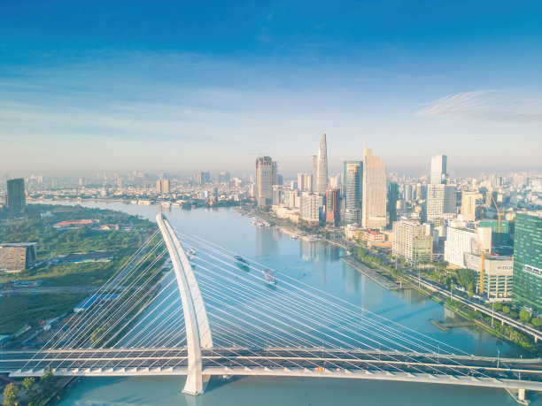 鸟瞰胡志明市的天际线和西贡河上的摩天大楼，市中心的商业中心。早上的观点。远处是地标81号摩天大楼图片下载