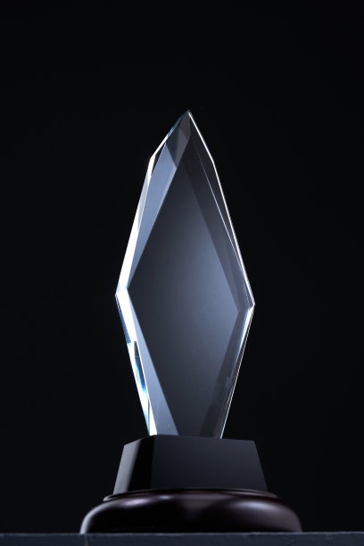 菱形水晶奖杯对黑色背景图片下载