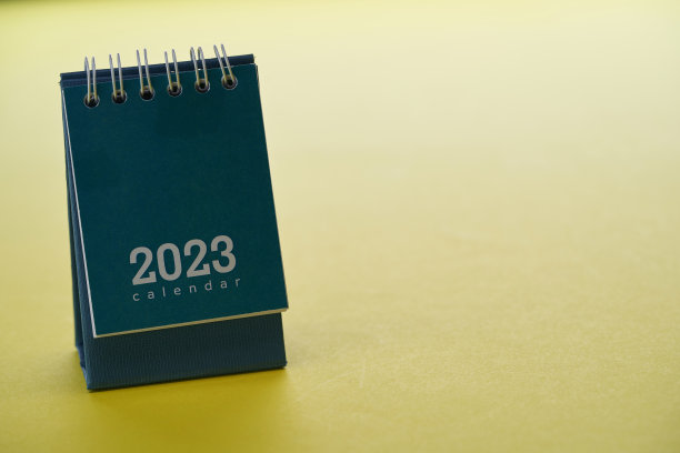 蓝色2023台历对黄色背景图片下载