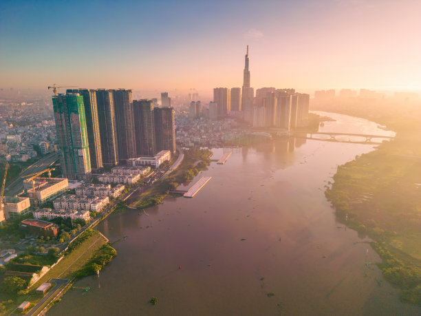 鸟瞰胡志明市的天际线和西贡河上的摩天大楼，市中心的商业中心。早上的观点。远处是地标81号摩天大楼图片下载