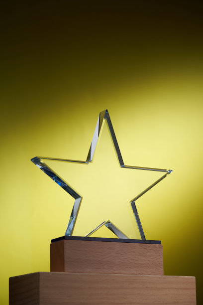 水晶奖杯与星形设计对黄色背景图片下载