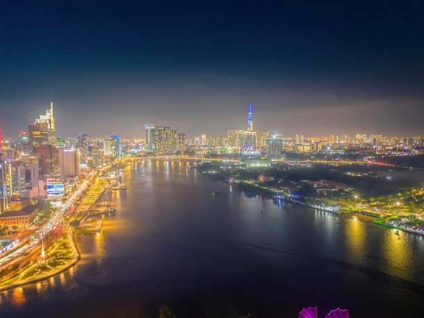 鸟瞰胡志明市的天际线和西贡河上的摩天大楼，市中心的商业中心。早上的观点。远处是地标81号摩天大楼图片下载