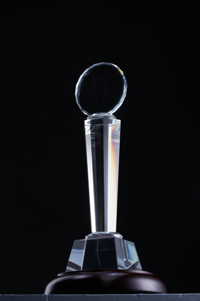 黑色背景下的水晶奖杯图片下载