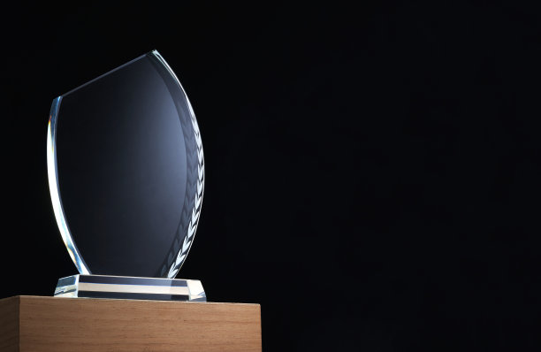 黑色背景下的水晶奖杯图片下载