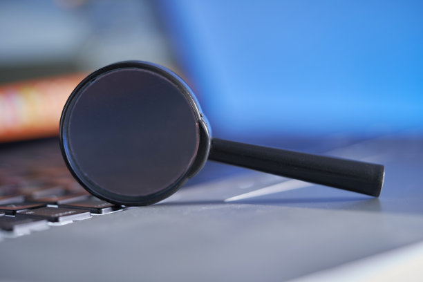以放大镜为标志的笔记本电脑在互联网上搜索信息。图片下载
