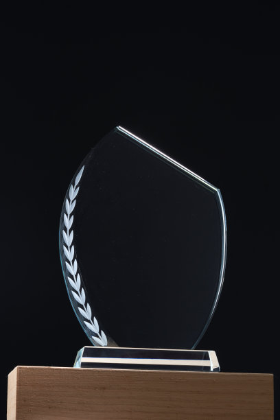 黑色背景下的水晶奖杯图片下载