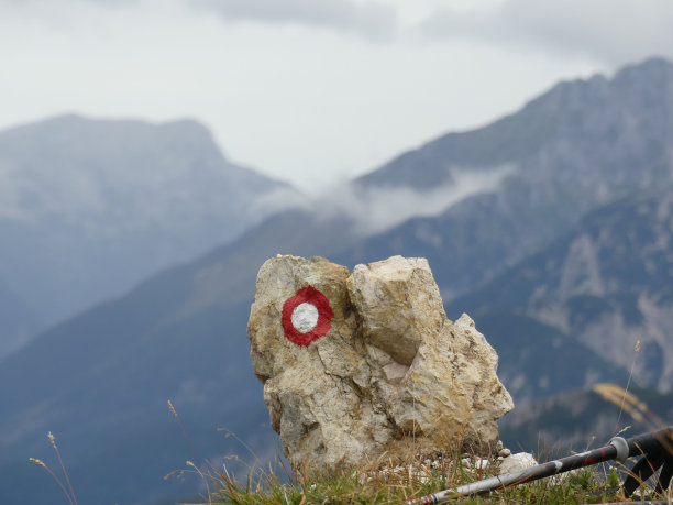 岩石上的童子军标志图片下载