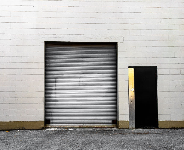 白色砖墙上的车库门图片下载