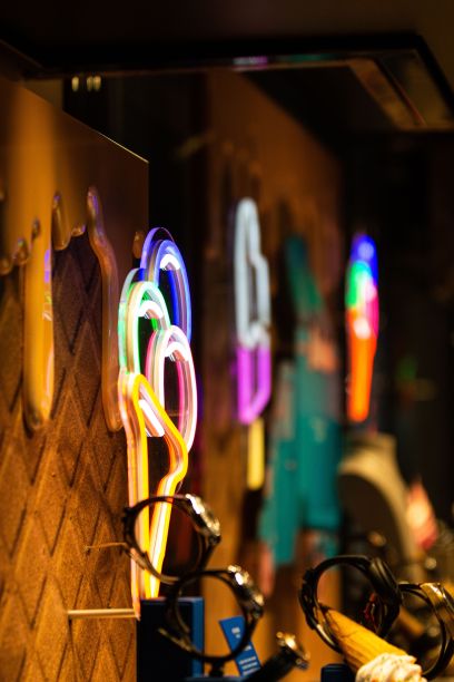 手表显示与霓虹冰淇淋灯的背景图片下载