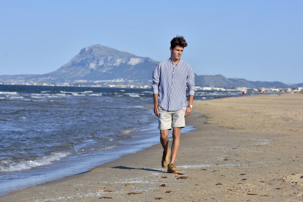 一个人在沙滩上摆拍图片下载