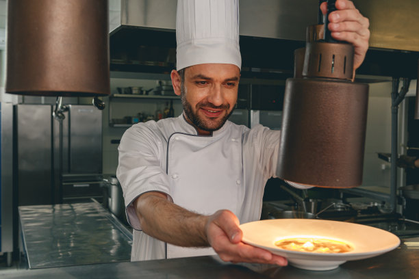 在餐厅，专业厨师会在上菜前先检查菜品图片下载
