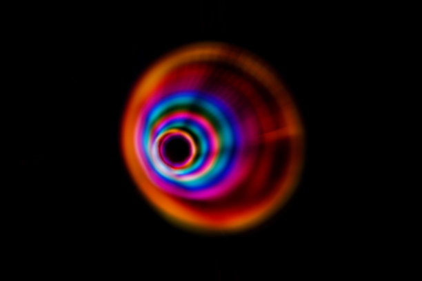 五彩的光圈不同的颜色，黄色，蓝色，红色，模糊的圆圈在一个黑色的背景，照片是用长曝光时拍摄的彩虹颜色的灯笼图片下载