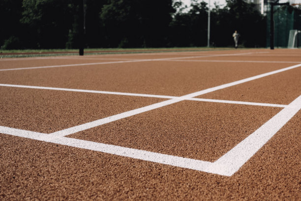 体育场的背景。以红色人造橡胶场地为背景的学校体育场图片下载