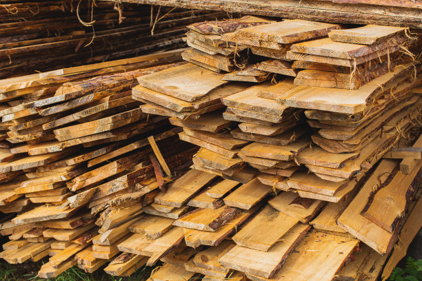 建筑材料。木头。大量木材。家具制造。木工车间。木材加工。木工生产图片下载