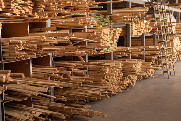 木材切割和分销业务中不同类型木材的木条堆图片下载