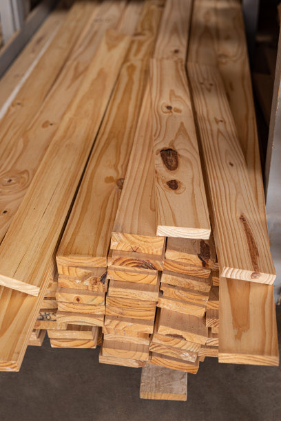 木材切割和分销业务中不同类型木材的木条堆图片下载