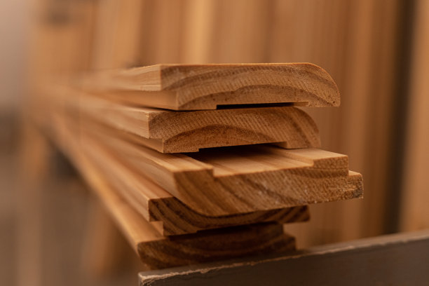 木材切割和分销业务中不同类型木材的木条堆图片下载