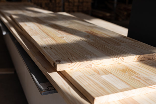 木材切割和分销业务中不同类型木材的木条堆图片下载