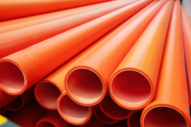 红色水管堆放在工地上图片下载