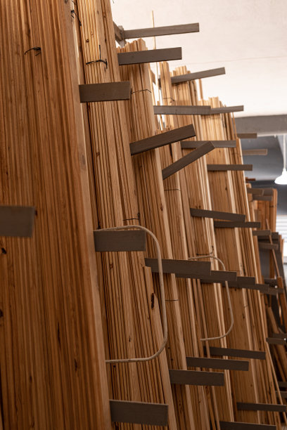 木材切割和分销业务中不同类型木材的木条堆图片下载