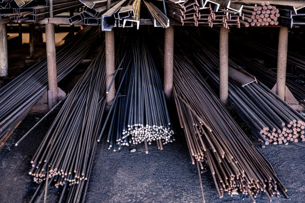 建筑工地或制造商用于住宅和商业建筑的不同金属制品和材料图片下载