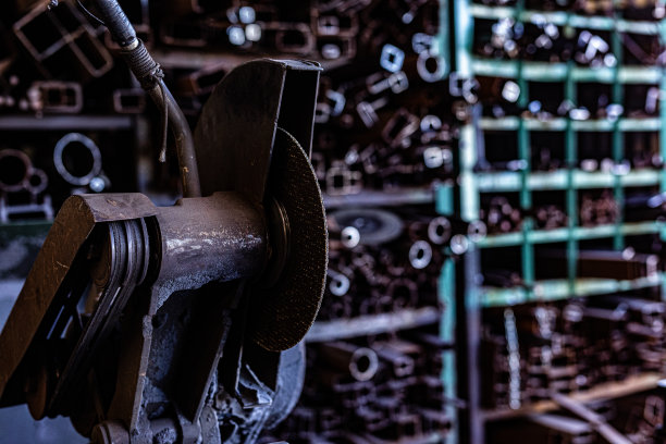 建筑工地或制造商用于住宅和商业建筑的不同金属制品和材料图片下载