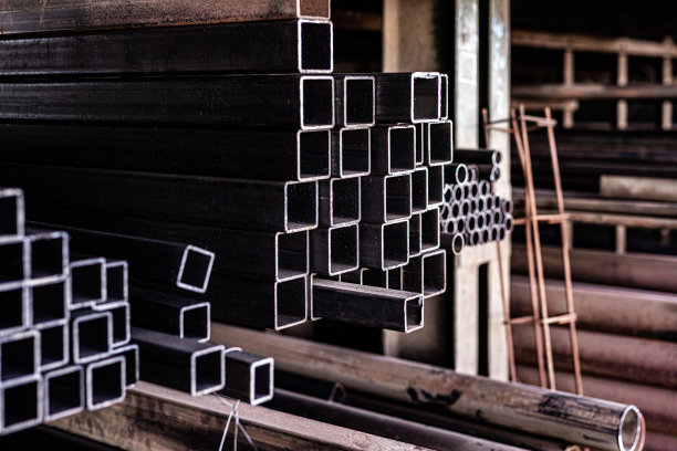 建筑工地或制造商用于住宅和商业建筑的不同金属制品和材料图片下载