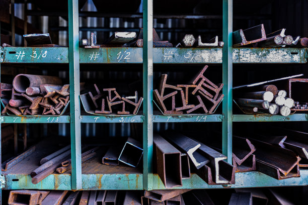 建筑工地或制造商用于住宅和商业建筑的不同金属制品和材料图片下载