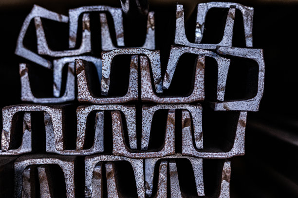 建筑工地或制造商用于住宅和商业建筑的不同金属制品和材料图片下载