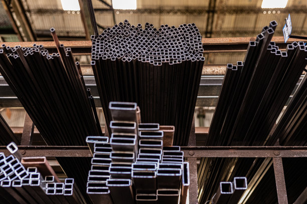 建筑工地或制造商用于住宅和商业建筑的不同金属制品和材料图片下载