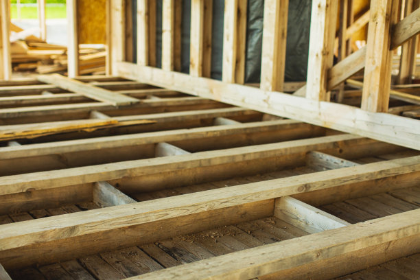 木地板。建筑房子。建筑材料。木头。房子的框架。木材图片下载