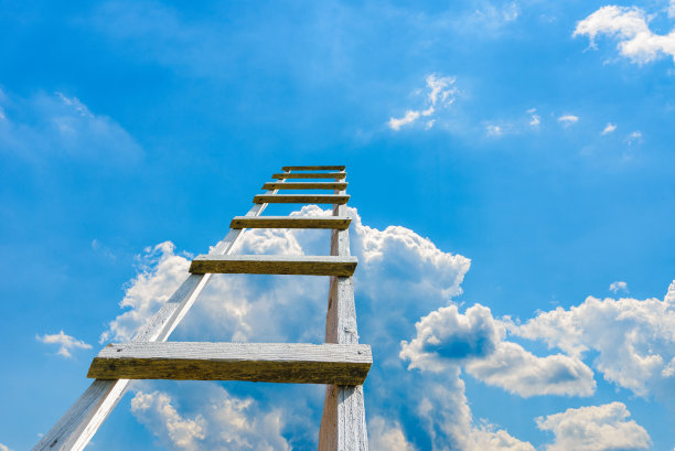 成功之道的概念。木梯直通天堂。蓝天白云，成功理念。副本的空间。图片下载